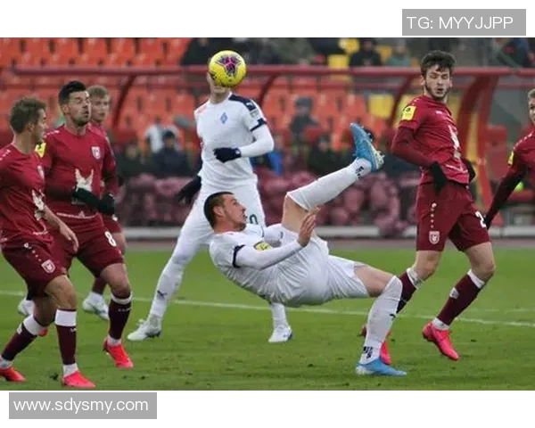 苏维埃之翼与奥伦堡加索维克的激烈对决展现足球魅力与团队精神 苏维埃之翼与奥伦堡加索维克的激烈对决展现足球魅力与团队精神